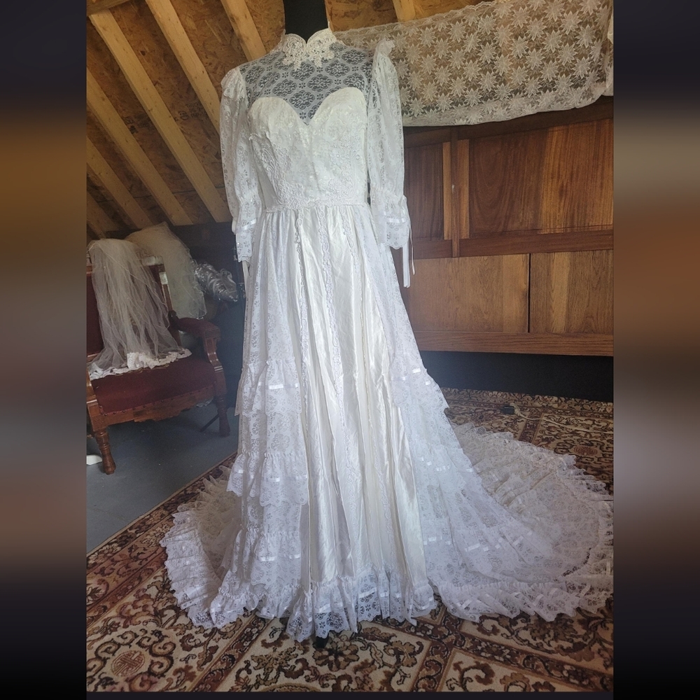 Vintage Lace Wedding Dress